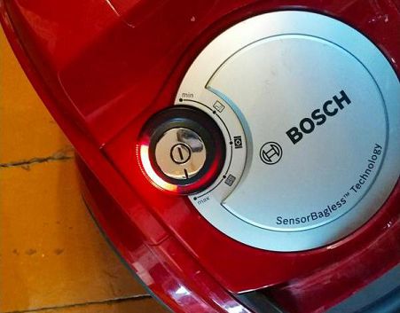 На пылесосе Bosch загорается красная лампочка