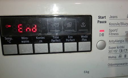 На стиральной машине Bosch горит ключ